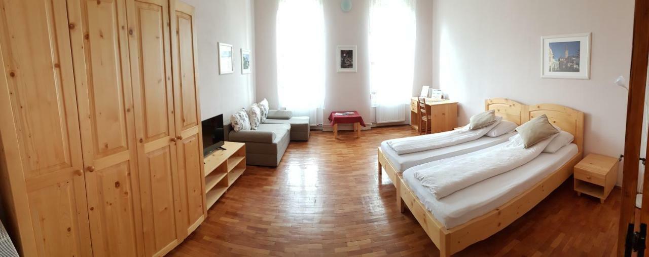 Fabini Apartments Medias Luaran gambar